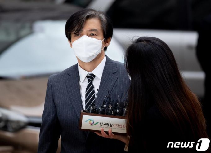 조국 전 법무부 장관이 20일 오후 서울 서초구 서울중앙지방법원에서 열린 뇌물수수 등 공판기일에 출석하며 취재진 질문에 답변하고 있다./사진=뉴스1