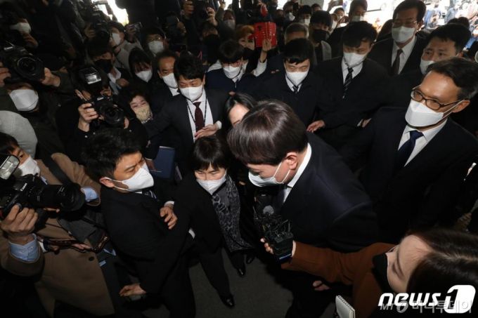 (대구=뉴스1) 공정식 기자 = 윤석열 검찰총장이 3일 오후 대구고등검찰청에 도착해 관용차에서 내려 언론 인터뷰를 진행하는 사이 지지자 등이 몰리자 이를 제지하려는 검찰 관계자와 취재진이 뒤엉켜 출입구 주변이 아수라장으로 변하고 있다. 2021.3.3/뉴스1