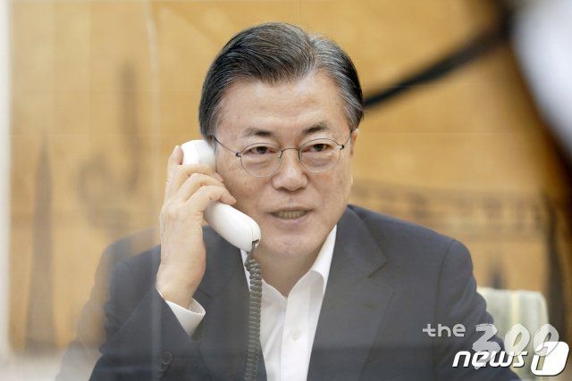 (서울=뉴스1) = 문재인 대통령이 4일 오전 청와대에서 조 바이든 미국 대통령과 전화통화를 하고 있다. (청와대 제공)2021.2.4/뉴스1