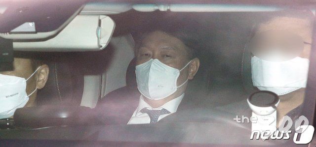 (서울=뉴스1) 박지혜 기자 = 윤석열 검찰총장이 2일 오전 서울 서초구 대검찰청으로 출근하고 있다. 2021.3.2/뉴스1