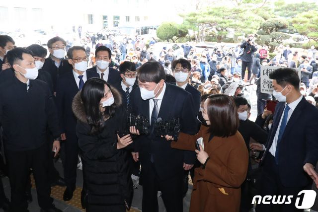 (대구=뉴스1) 공정식 기자 = 윤석열 검찰총장이 3일 오후 대구고등검찰청에 도착해 취재진의 질문에 답하고 있다. 2021.3.3/뉴스1