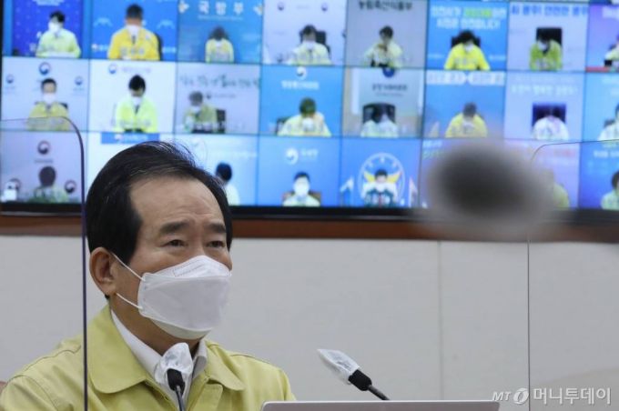 [서울=뉴시스]김명원 기자 = 정세균 국무총리가 3일 오전 서울 종로구 정무서울청사에서 열린 코로나19 중앙재난안전대책본부(중대본) 회의에 참석해 발언하고 있다.  2021.03.03. kmx1105@newsis.com