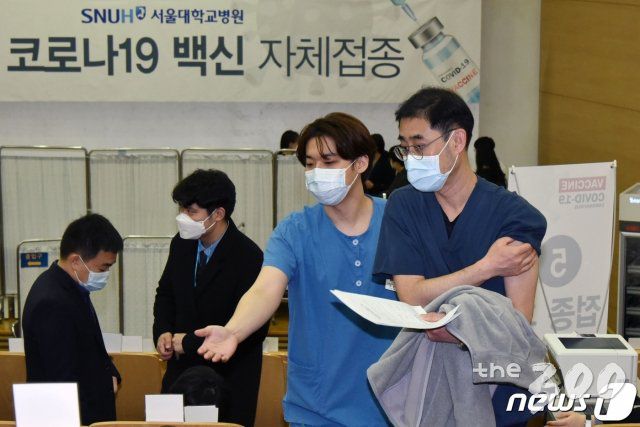 (서울=뉴스1) 사진공동취재단 = 4일 서울 종로구 서울대학교 어린이병원 내 강의실에서 의료진이 코로나19 아스트라제네카(AZ) 백신 자체 접종을 하고 있다. 2021.3.4/뉴스1