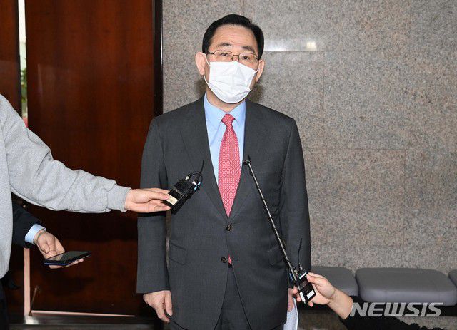 주호영 국민의힘 원내대표가 4일 서울 여의도 국회에서 윤석열 검찰총장의 사퇴와 관련해 취재진의 질문에 답변하고 있다. (공동취재사진) /사진=뉴시스