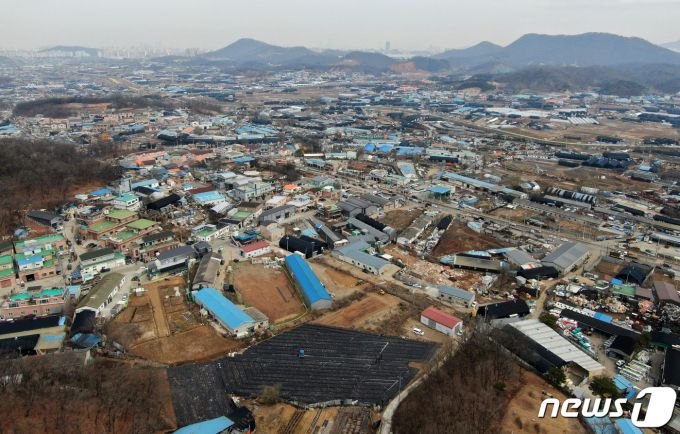 (시흥=뉴스1) 구윤성 기자 = 한국토지주택공사(LH) 일부 직원들의 투기 의혹이 제기된 지역(시흥시 과림동)의 토지거래 건수가 정부의 부동산대책 발표 전에 급증한 것으로 나타났다. 김상훈 국민의힘 의원이 4일 국토교통부 실거래가 공개시스템을 통해 2020년 1월부터 2021년 2월간 시흥시 과림동의 토지거래 현황(개발제한지역 및 자연녹지 대상, 지목은 전, 답, 대, 임야, 대지, 잡종지)을 확인한 결과 2020년 8·4대책 직전 3개월간 167건, 2021년 2·4대책 발표 전 3개월간 30건의 토지거래가 이뤄졌다. 해당 월 외에는 한자릿수 거래가 있거나 거래 건수가 없었다. LH 의혹 외에 사전에 공공개발 계획을 인지했거나, 투자정보를 공유한 사례가 더 많이 드러날 수 있다는 지적이다. 한편 정부는 이날 오후 LH 직원의 땅 투기 의혹과 관련해 정부합동조사단을 출범한다.  사진은 이날 오전 경기도 시흥시 과림동 일대의 모습. 2021.3.4/뉴스1  <저작권자 ⓒ 뉴스1코리아, 무단전재 및 재배포 금지>