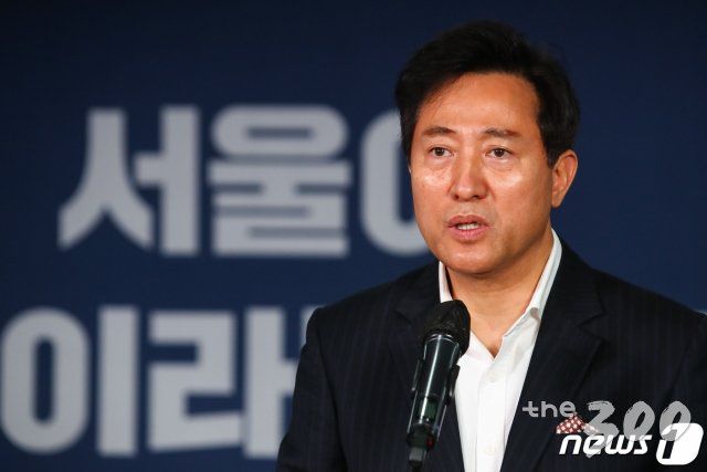 (서울=뉴스1) 신웅수 기자 = 국민의힘 서울시장 후보로 선출된 오세훈 후보가 4일 오전 서울 여의도 국민의힘 중앙당사에서 열린 서울·부산시장 후보 경선 결과 발표회에서 후보 수락 연설을 하고 있다. 2021.3.4/뉴스1