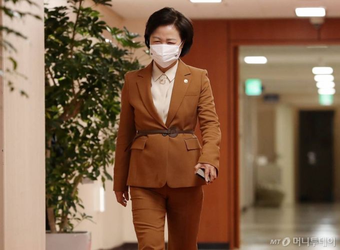 추미애 전 법무부 장관이 서울 종로구 정부청사에서 열린 국무회의에 참석하고 있다. / 사진=김휘선 기자 hwijpg@