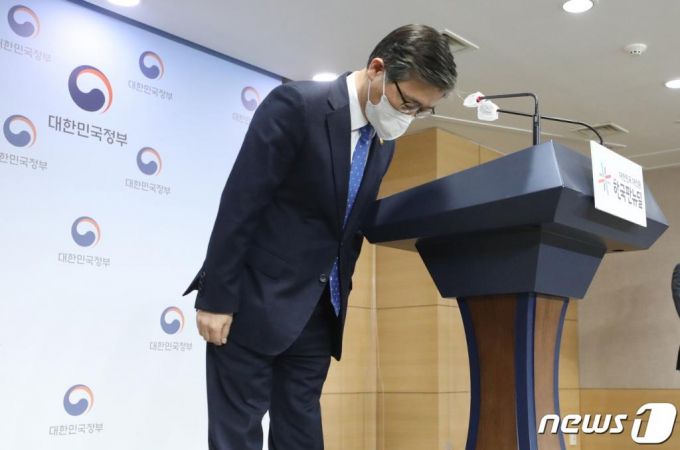 변창흠 국토교통부 장관이 4일 오후 서울 종로구 정부서울청사 합동브리핑실에서 한국토지주택공사(LH) 직원들의 100억원대 사전투기 의혹과 관련해 브리핑 전 인사하고 있다.   2021.3.4/사진 = 뉴스1