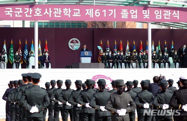 [대전=뉴시스]추상철 기자 = 문재인 대통령이 5일 대전광역시 국군간호사관학교에서 열린 제61기 졸업 및 임관식에 참석해 축사를 하고 있다. 2021.03.05. scchoo@newsis.com