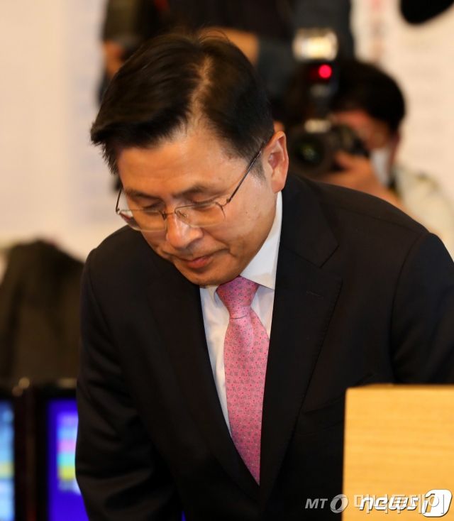 (서울=뉴스1) 김명섭 기자 = 황교안 당시 미래통합당 대표가 지난해 4월15일 서울 여의도 국회 도서관에 마련된 21대 국회의원선거 개표상황실에서 총선 결과 관련 입장을 발표 후 고개숙여 인사를 하고 있다. 이날 황 대표는 '총선 결과 책임, 모든 당직 내려놓는다'고 밝혔다. 2020.4.16/뉴스1