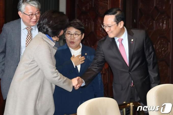 (서울=뉴스1) 임세영 기자 = 박영선 더불어민주당 서울시장 후보(왼쪽)와 홍영표 더불어민주당 의원(오른쪽) 2019.3.7/뉴스1