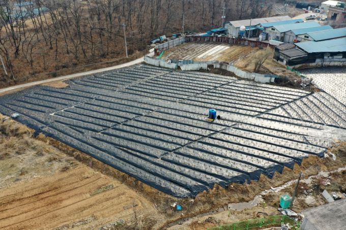 한국토지주택공사(LH)가 LH 직원의 광명시흥 신도시 땅 사전 투기 의혹과 관련해 대국민 사과문을 발표한 4일 오전 경기 시흥시 과림동 일대에 묘목이 식재되어 있다. /사진제공=뉴스1