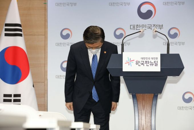 변창흠 국토교통부 장관이 4일 오후 서울 종로구 정부서울청사 합동브리핑실에서 한국토지주택공사(LH) 직원들의 100억원대 사전투기 의혹과 관련해 브리핑한 후 인사하고 있다. /사진제공=뉴스1