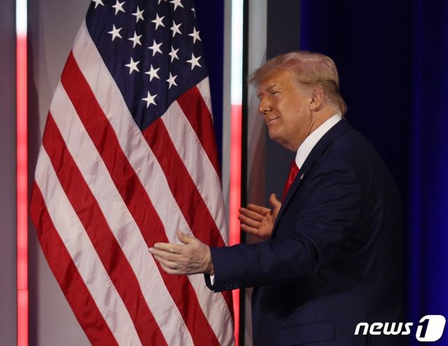 (올랜도 AFP=뉴스1) 우동명 기자 = 도널드 트럼프 전 미국 대통령이 28일(현지시간) 플로리다주 올랜도에서 열린 보수정치행동회의(CPAC)서 퇴임 39일만에 처음으로 공식 연설을 하기 위해 도착을 하고 있다.   ⓒ AFP=뉴스1