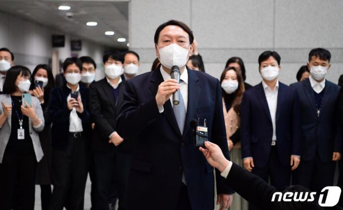 사의를 표명한 윤석열 검찰총장이 4일 오후 서울 서초구 대검찰청 청사를 나서며 직원들에게 인사말을 하고 있다./사진=뉴스1