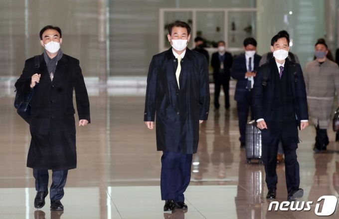 정은보 한미방위비 분담금 대사(가운데)을 비롯한 관계자들이 4일 오전 한미방위비분담금 11차 협상 차 인천국제공항 제2터미널을 통해 애틀란타로 출국하고 있다. / 사진=뉴스1