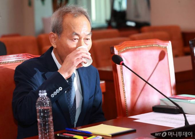 이석태 헌법재판관 후보자가 10일 오전 서울 여의도 국회에서 열린 인사청문회에 출석해 물을 마시고 있다. / 사진=이동훈 기자 photoguy@