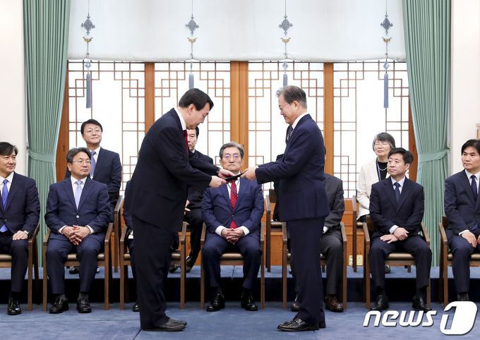 청와대에서 윤석열 신임 검찰총장에게 임명장을 수여하는 문재인 대통령. 2019.7.25/사진=뉴스1(청와대 제공)