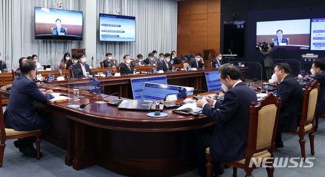 [서울=뉴시스박영태 기자 = 문재인 대통령이 8일 오후 청와대 여민관에서 영상으로 열린 법무부ㆍ행정안전부 업무보고에 참석해 박범계 법무부장관의 보고를 듣고 있다. 2021.03.08. since1999@newsis.com