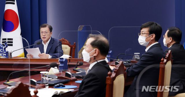 [서울=뉴시스]박영태 기자 = 문재인 대통령이 8일 오후 청와대 여민관에서 영상으로 열린 법무부ㆍ행정안전부 업무보고에 참석해 발언하고 있다. 2021.03.08. since1999@newsis.com