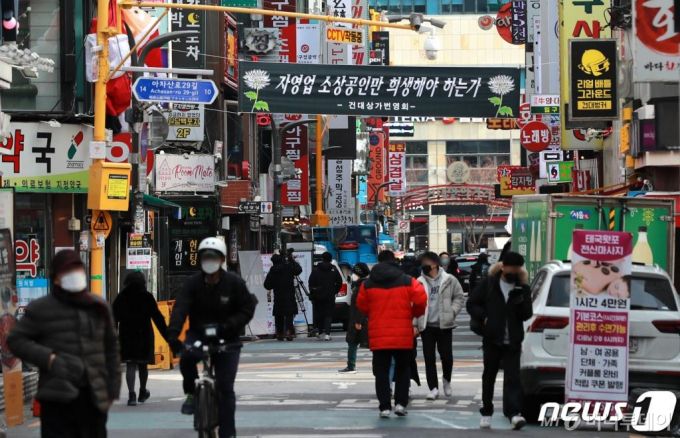 3일 오후 서울 광진구 건대맛의거리에 '정부의 사회적 거리두기'를 비판하는 검은색 현수막이 걸려 있다. 최근 자영업자들을 중심으로 집합금지 및 영업제한 업종 간 형평성 문제와 특정 집단의 불만섞인 목소리가 커지면서 중앙사고수습본부는 지난 2일 '사회적 거리두기 체계 개편 공개토론회'를 개최했다. 또 오는 9일에는 자영업·소상공인 관계자들과 함께 다중이용시설 방역수칙 적용에 대한 방안을 논의할 예정이다. /사진=뉴스1
