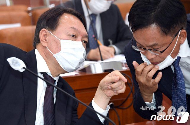 (서울=뉴스1) = 윤석열 검찰총장이 임기 만료를 4개월 앞두고 사퇴하면서 차기 검찰총장에도 관심이 쏠린다. 현재로서는 조남관 대검 차장검사의 이름이도 총장 후보로 하마평에 오르고 있다.   사진은 지난해 10월22일 윤석열 검찰총장(왼쪽)과 조남관 대검찰청 차장검사가 국회에서 열린 법제사법위원회 대검찰청 국정감사에서 대화를 하고 있는 모습. 2021.3.5/뉴스1