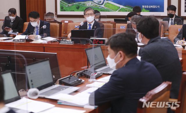 변창흠 국토교통부 장관이 9일 오후 서울 여의도 국회에서 열린 국토교통위원회 전체회의에서 질의에 답변하고 있다. (공동취재사진) /사진=뉴시스