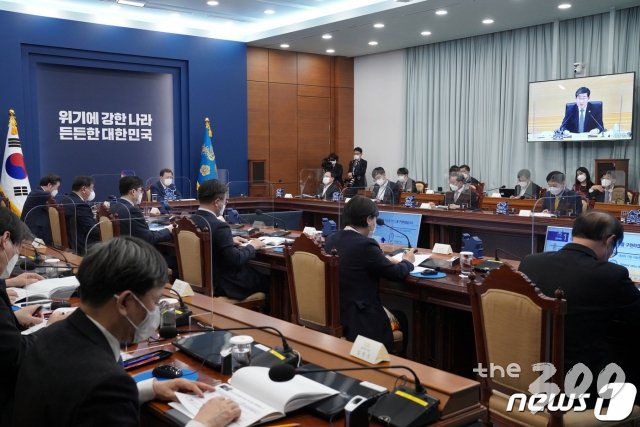 (서울=뉴스1) 이광호 기자 = 문재인 대통령이 8일 오후 청와대 여민관에서 열린 법무부ㆍ행정안전부 업무보고에 참석해 화상으로 전해철 행안부장관의 보고를 받고 있다. 2021.3.8/뉴스1