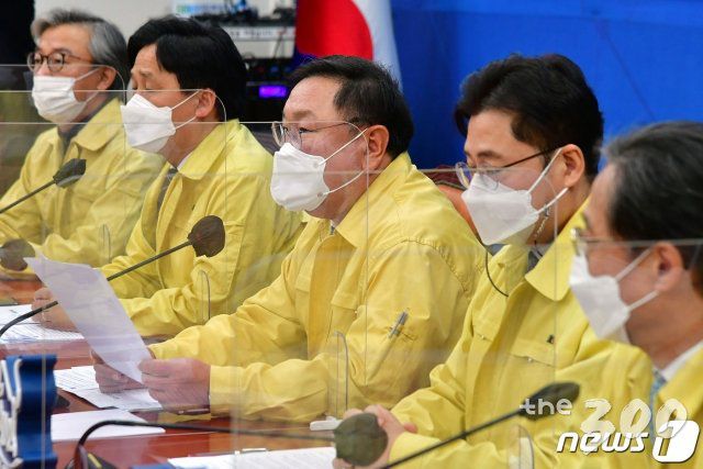 (서울=뉴스1) 박세연 기자 = 김태년 더불어민주당 원내대표가 9일 오전 서울 여의도 국회에서 열린 원내대책회의에서 모두발언을 하고 있다. 2021.3.9/뉴스1