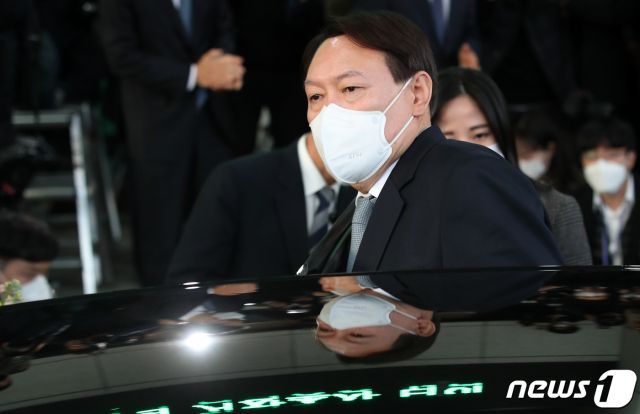 임기를 4개월 여 남기고 물러나는 윤석열 검찰총장이 이달 4일 오후 서울 서초구 대검찰청 현관에서 열린 퇴임식을 마친 후 차량에 오르고 있다. / 사진제공=뉴스1