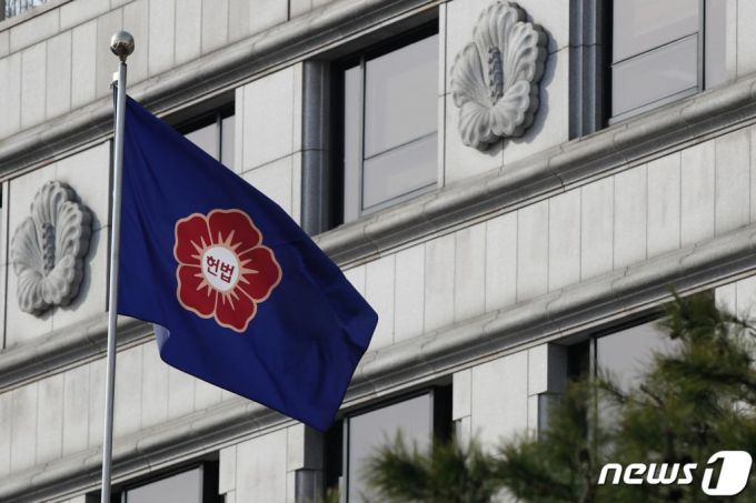 서울 종로구 헌법재판소에 깃발이 휘날리고 있다. /사진=뉴스1