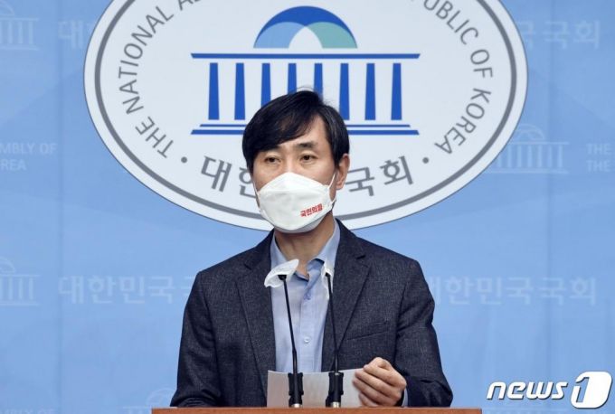 하태경 국민의힘 의원이 지난 8일 서울 여의도 국회 소통관에서 기자회견을 갖고 ‘쥐꼬리 공급, 바가지 분양가, 원가 은폐’  공기업 부동산 적폐3종을 발표하고 있다. /사진=뉴스1