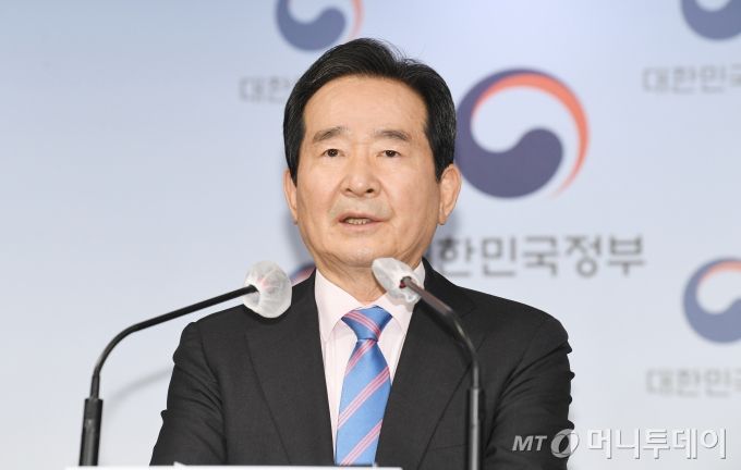 정세균 국무총리가 4일 오후 종로구 정부서울청사 합동브리핑실에서 한국토지주택공사(LH) 직원들의 광명·시흥 등 3기 신도시 투기 의혹과 관련 정부합동조사단 발족과 전수조사 계획 등 주요 정책현안을 브리핑하고 있다. / 사진=이기범 기자 leekb@