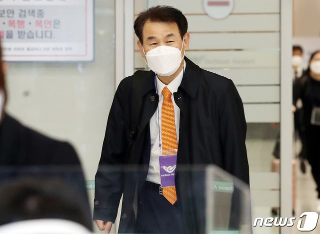 (인천공항=뉴스1) 김진환 기자 = 정은보 한미방위비 분담금 대사가 9일 오후 한미방위비분담금 11차 협상을 마친 후 인천국제공항 제2터미널을 통해 입국하고 있다.   외교부는 “한미 양국의 협상대표들은 제11차 한미 방위비분담특별협정(SMA) 체결을 위해 그간의 논의를 바탕으로 협의를 진행했으며, 그 결과 원칙적 합의에 이르렀다”고 밝혔다. “양 측은 내부보고 절차를 마무리한 후 대외 발표 및 가서명을 추진할 예정”이라고 덧붙였다. 2021.3.9/뉴스1