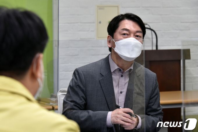 안철수 국민의당 서울시장 후보가 10일 오후 서울시청 내 시민건강국을 방문해 서울시의 코로나19 대응에 관한 설명을 듣고 있다. /사진=뉴스1