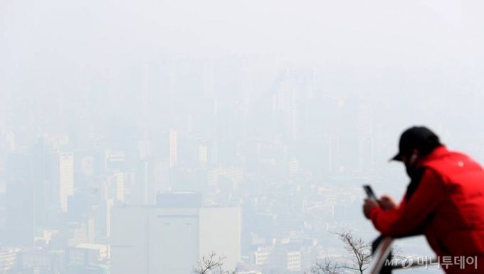 초미세먼지 농도가 '매우 나쁨' 수준을 보인 11일 용산구 N서울타워에서 바라본 도심이 뿌옇게 보이고 있다. / 사진=이기범 기자 leekb@