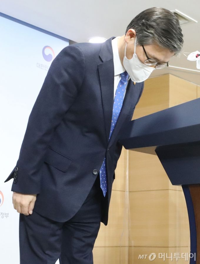 변창흠 국토교통부 장관이 4일 오후 종로구 정부서울청사 합동브리핑실에서 한국토지주택공사(LH) 직원들의 광명·시흥 등 3기 신도시 투기 의혹과 관련해 사과하고 있다. / 사진=이기범 기자 leekb@