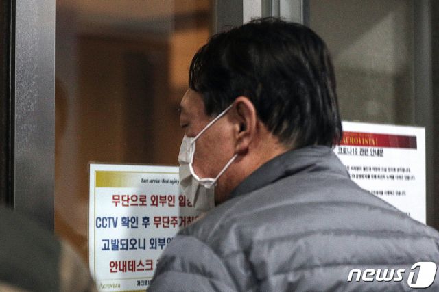 (서울=뉴스1) 황기선 기자 = 윤석열 전 검찰총장이 7일 오전 서울 서초구 코바나컨텐츠를 나와 자택으로 향하고 있다. 코바나컨텐츠는 윤 총장 부인 김건희씨가 운영하는 회사다. 2021.3.7/뉴스1