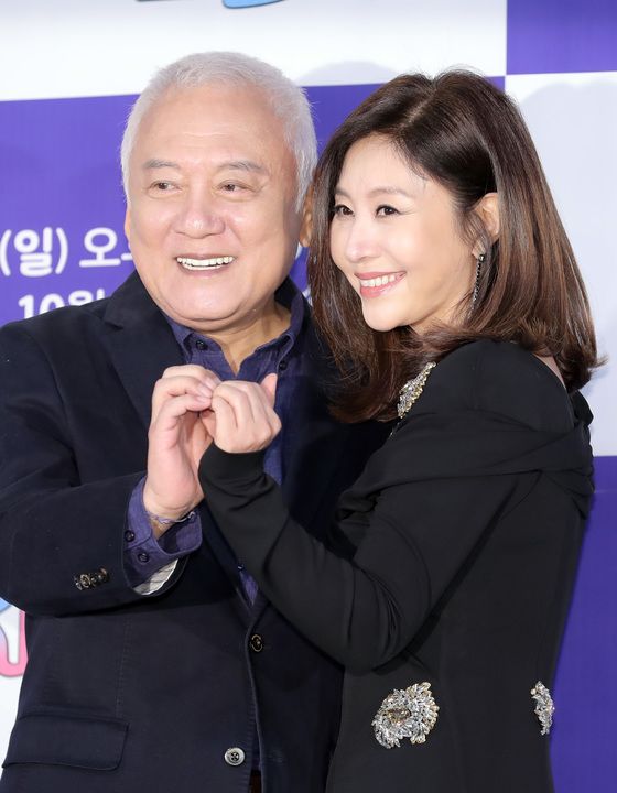 = 김한길, 최명길 부부가 1일 서울 마포구 상암동 CJ E&M에서 열린 tvN '따로 또 같이' 제작발표회에 참석해 하트를 그리고 있다.  '따로 또 같이'는 부부가 '같이' 여행지로 떠나지만 취향에 따라 남편, 아내가 '따로' 여행하는 모습을 담은 부부여행 리얼리티 프로그램이다.   26년차 부부 박미선-이봉원, 5년차 부부 심이영-최원영, 7년차 부부 강성연-김가온, 24년차 부부 최명길-김한길이 출연한다. 2018.10.1/뉴스1