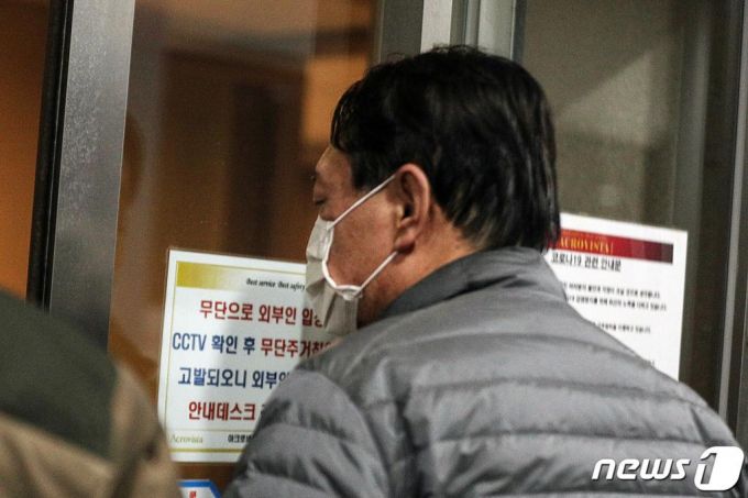 (서울=뉴스1) 황기선 기자 = 윤석열 전 검찰총장이 7일 오전 서울 서초구 코바나컨텐츠를 나와 자택으로 향하고 있다.   코바나컨텐츠는 윤 총장 부인 김건희씨가 운영하는 회사다. 2021.3.7/뉴스1