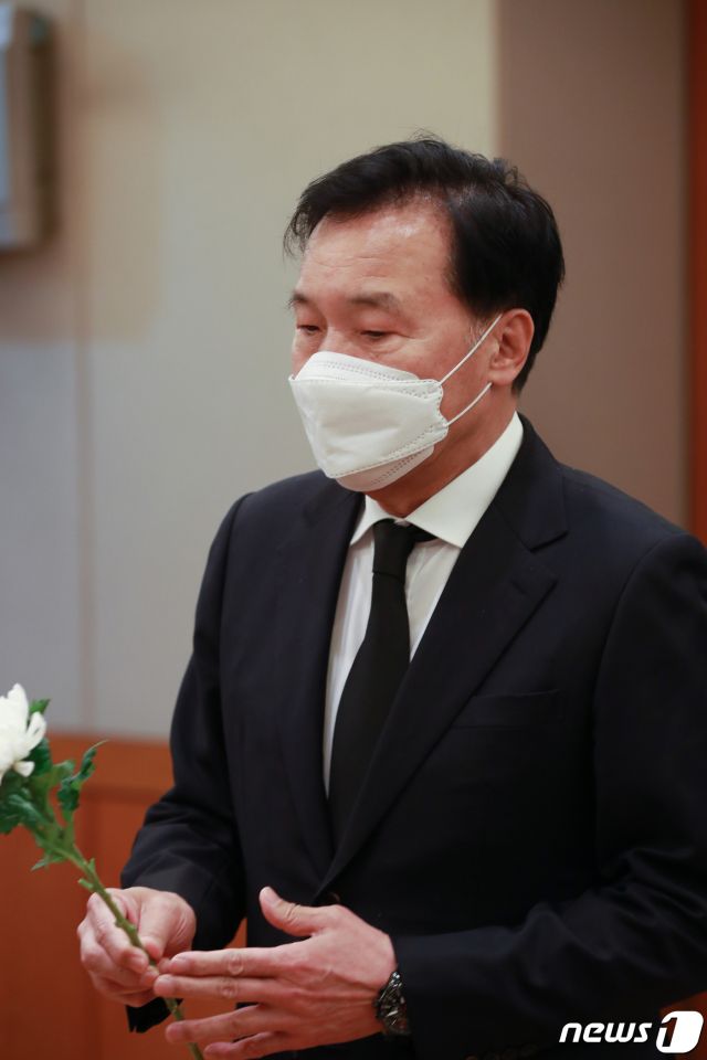 손학규 전 바른미래당 대표가 지난달 15일 오후 서울 종로구 서울대병원 장례식장에 마련된 故 백기완 통일문제연구소장의 빈소를 찾아 조문을 하고 있다. /사진=뉴스1