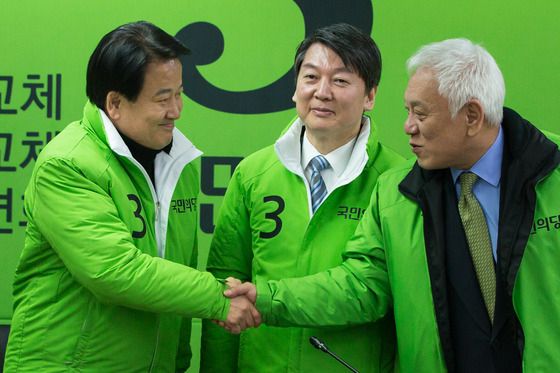 = 정동영 전 의원이 23일 서울 마포 당사에서 열린 국민의당 첫 선거대책위원회 회의에 참석해 김한길 공동선거대책위원장과 악수하고 있다. 2016.2.23/뉴스1