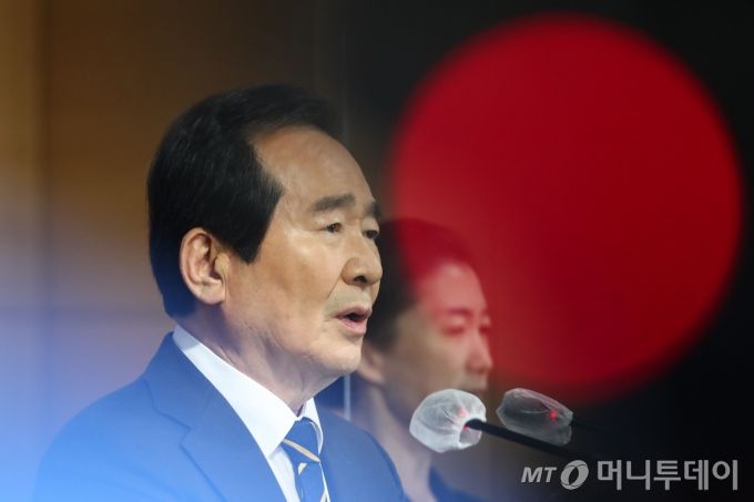 정세균 국무총리가 11일 종로구 정부서울청사 합동브리핑실에서 3기 신도시 투기 의혹 1차 전수조사 결과를 발표하고 있다. / 사진=이기범 기자 leekb@