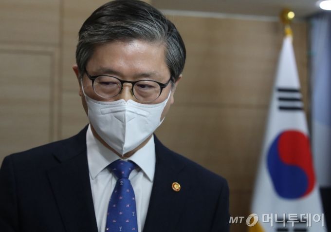 변창흠 국토교통부 장관이 4일 오후 종로구 정부서울청사 합동브리핑실에서 한국토지주택공사(LH) 직원들의 광명·시흥 등 3기 신도시 투기 의혹 관련 브리핑을 마친 뒤 나서고 있다. / 사진=이기범 기자 leekb@