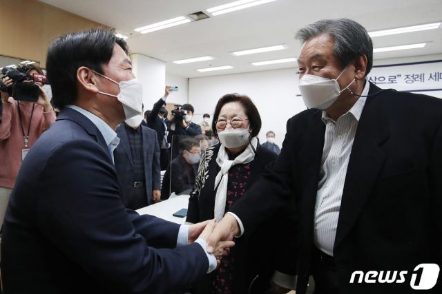 안철수 국민의당 서울시장 후보(왼쪽)가 11일 오후 서울 마포구 현대빌딩에서 열린 마포포럼에서 인사말을 마친 후 김무성 전 의원과 인사를 하고 있다. /사진=뉴스1.