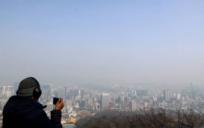 초미세먼지 농도가 '매우 나쁨' 수준을 보인 11일 용산구 N서울타워에서 바라본 도심이 뿌옇게 보이고 있다. /사진=이기범 기자 leekb@