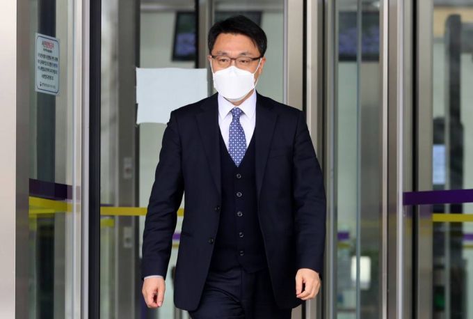 [과천=뉴시스]배훈식 기자 = 김진욱 고위공직자범죄수사처장이 12일 오전 경기 과천시 정부과천청사에서 '김학의 사건' 검찰 재이첩과 관련해 취재진과 만나기 위해 청사를 나서고 있다. 2021.03.12. dahora83@newsis.com