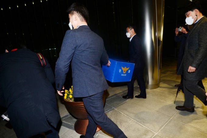 9일 오후 경기남부경찰청 반부패경제범죄수사대가 LH임직원 신도시 투기 의혹과 관련해 경남 진주 LH 본사를 압수수색하고 압수품을 옮기고 있다. /사진=뉴시스