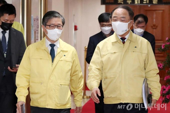 홍남기 경제부총리 겸 기획재정부 장관(오른쪽)과 변창흠 국토교통부 장관이 3일 종로구 정부서울청사에서 열린 '제31차 비상경제 중앙대책본부 회의'에 참석하고 있다. / 사진=김휘선 기자 hwijpg@