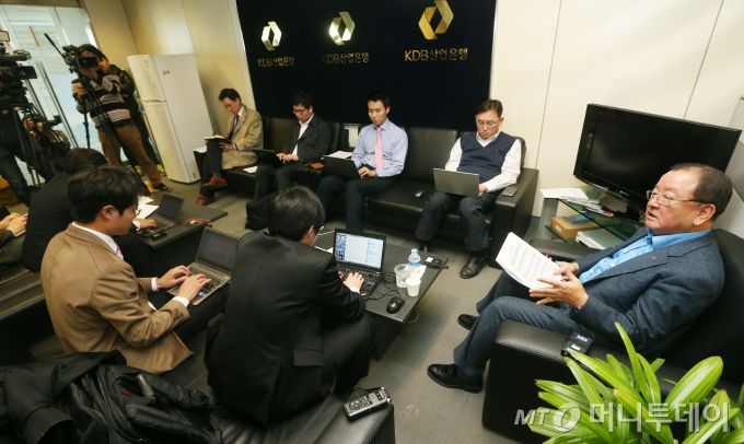 최근 사퇴의사를 밝힌 강만수 산은금융지주 회장 겸 산업은행장이 29일 오전 서울 여의도 KDB산업은행 본점에서 열린 주주총회를 마친뒤 간단한 브리핑을 하고 있다. / 사진=이동훈 기자 photoguy@